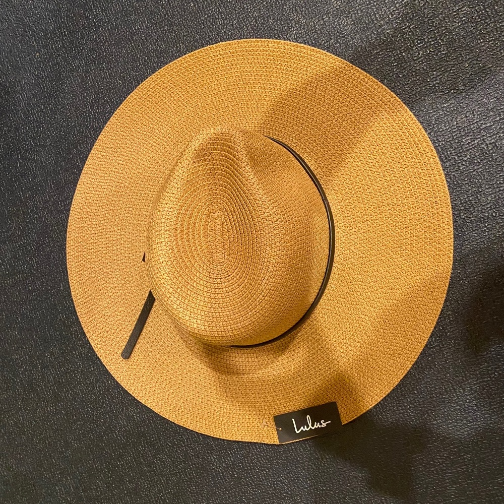 Wide brim hat